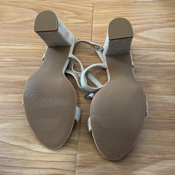 Heels - Picture 3 of 3